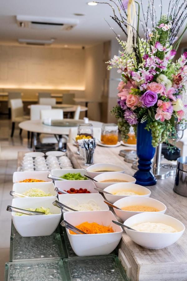 The Airport Courtyard Suvarnabhumi Airport Bangkok Esterno foto A buffet at a hotel