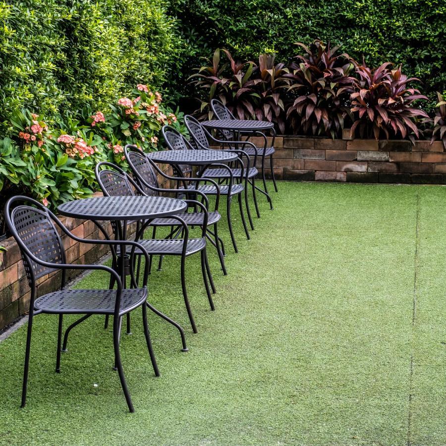 The Airport Courtyard Suvarnabhumi Airport Bangkok Esterno foto Artificial grass