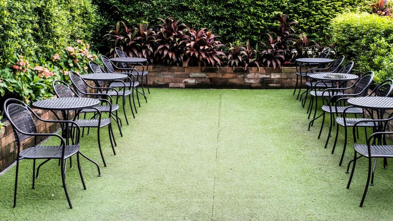 The Airport Courtyard Suvarnabhumi Airport Bangkok Esterno foto The garden at the rear of the house