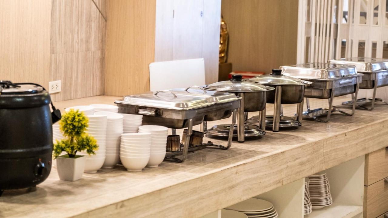 The Airport Courtyard Suvarnabhumi Airport Bangkok Esterno foto A row of chafing dishes