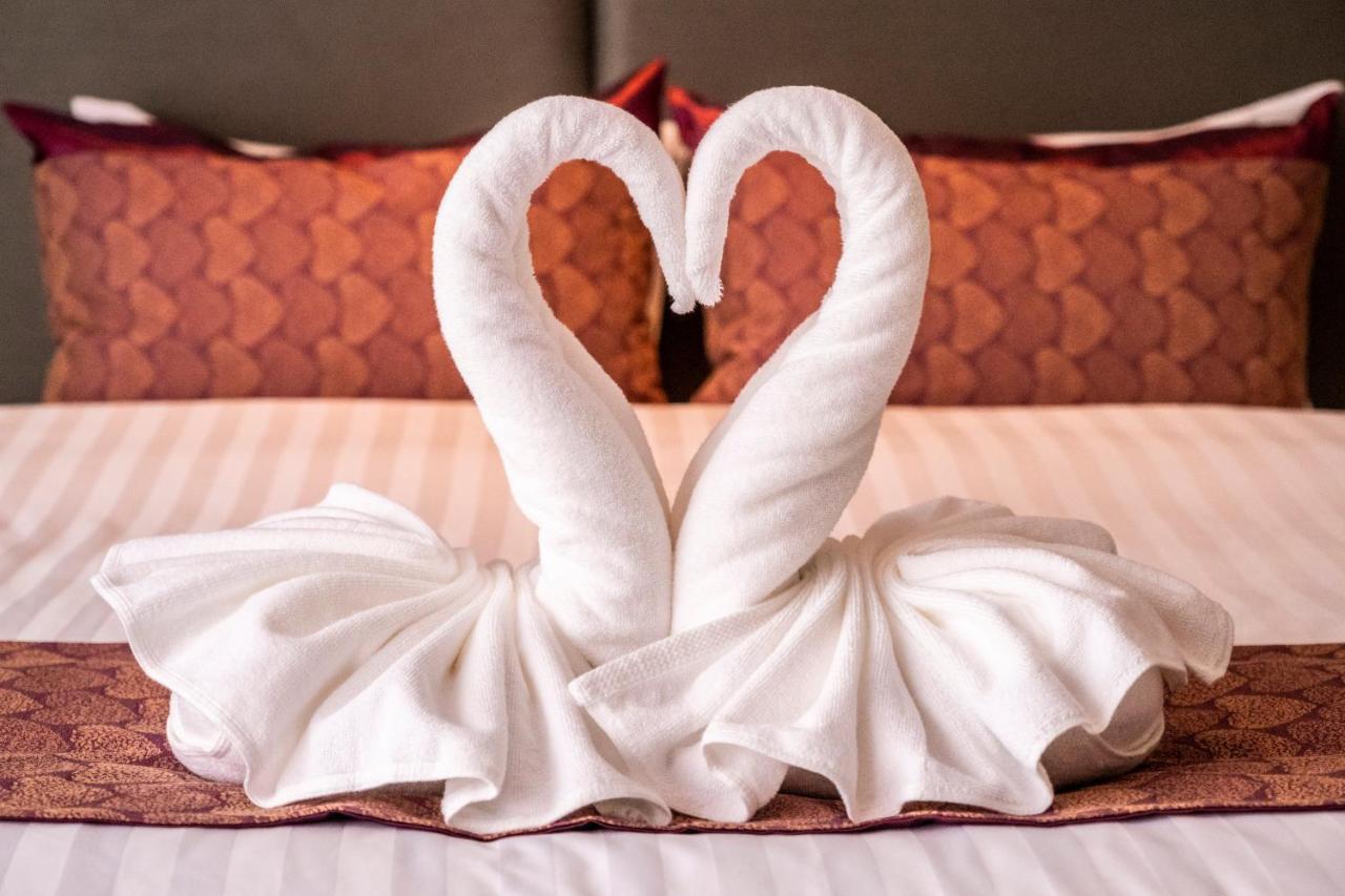 The Airport Courtyard Suvarnabhumi Airport Bangkok Esterno foto Towel swans