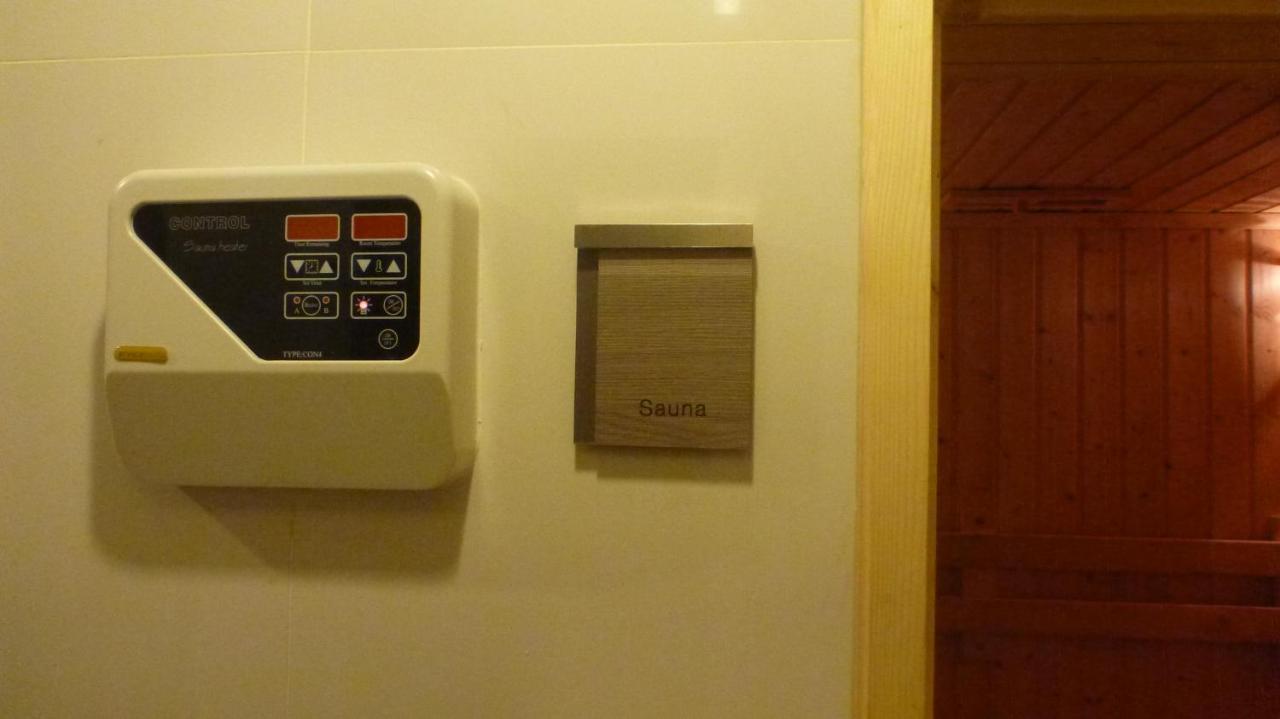 The Airport Courtyard Suvarnabhumi Airport Bangkok Esterno foto A shower panel