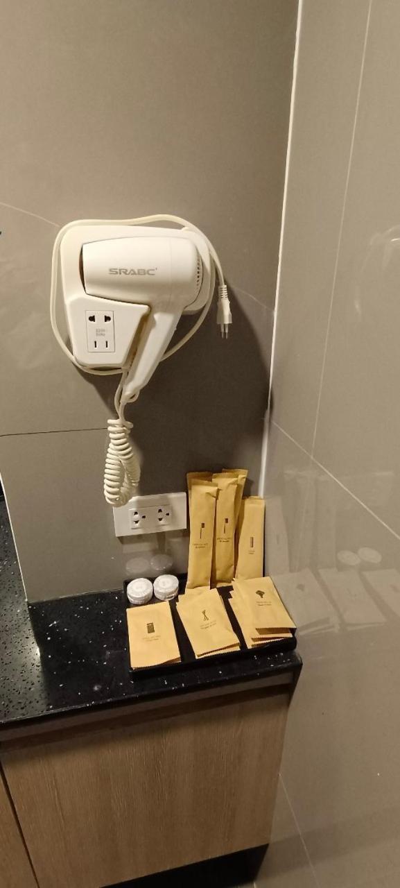 The Airport Courtyard Suvarnabhumi Airport Bangkok Esterno foto A hair dryer in a hotel bathroom